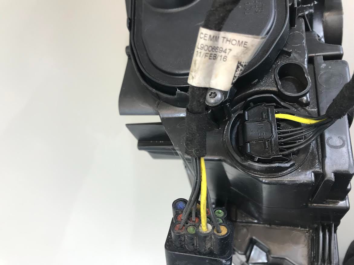 Volvo V60 2015 Headlight Right Front Used ( LHD with defect ) OEM: 31420270 89907121 89908930