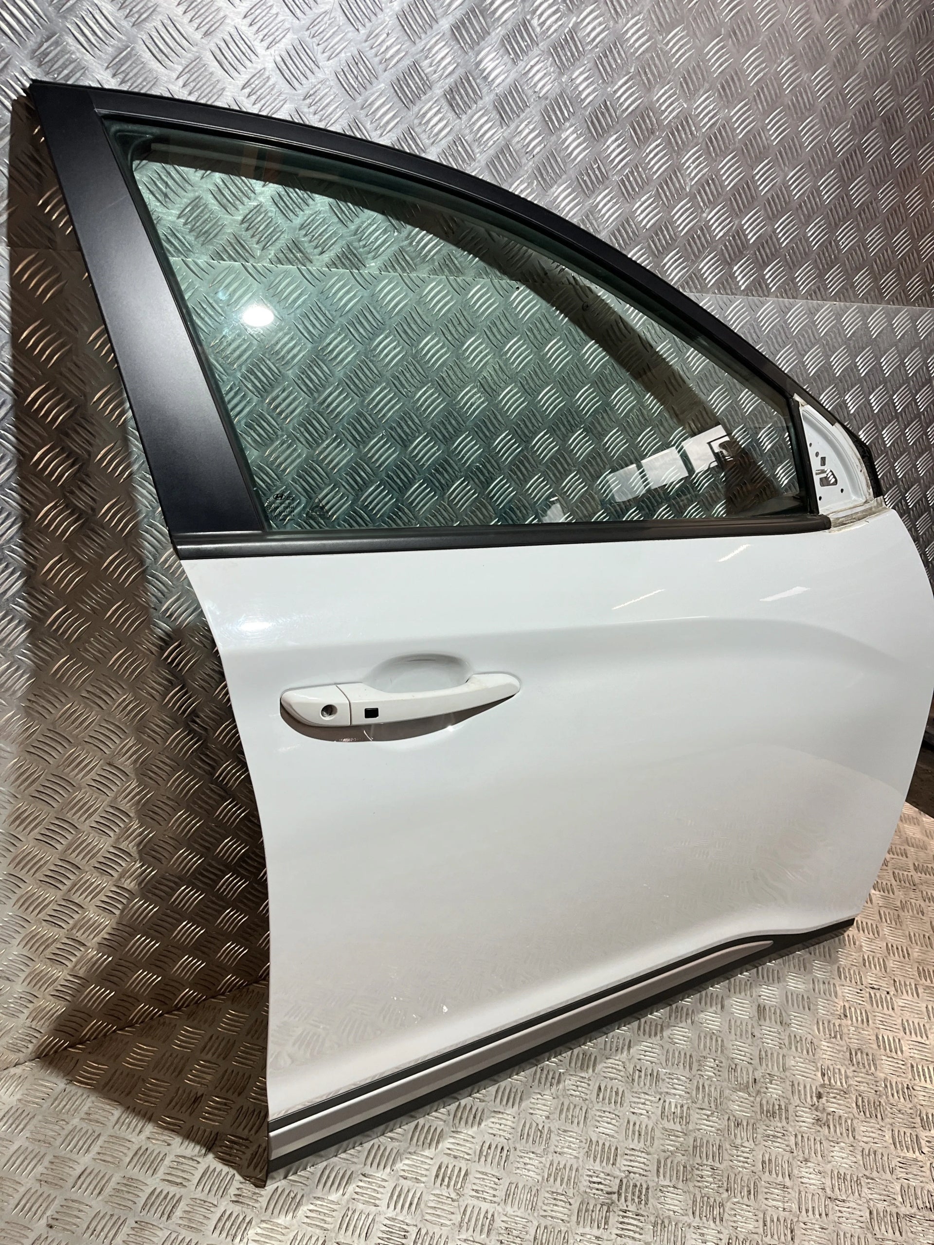 RIGHT FRONT DOOR HYUNDAI KONA 17- P6W