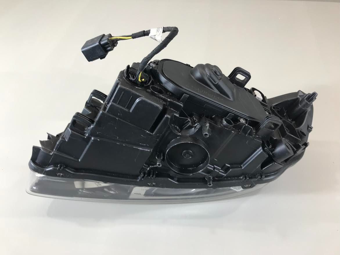 Volvo V60 2015 Headlight Right Front Used ( LHD with defect ) OEM: 31420270 89907121 89908930