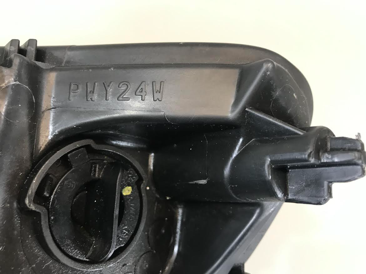 Volvo V60 2015 Headlight Right Front Used ( LHD with defect ) OEM: 31420270 89907121 89908930